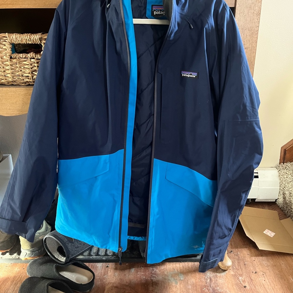Patagonia women’s Snowbelle Navy and Sky Blue ski jacket and pants set